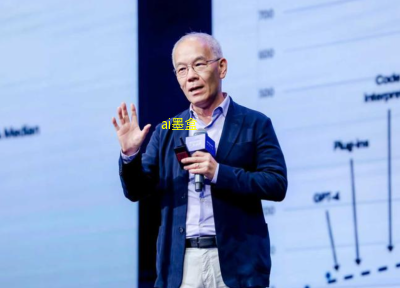 张宏江博士在2025年外滩大会上的分享，点出了AI发展的关键动向：“产业规模化”