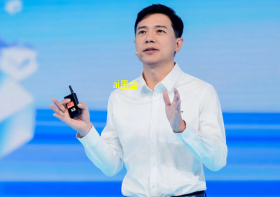 李彦宏在2025百度世界大会上提出的“AI的内化将重塑生产力”这一观点